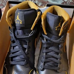 Air Jordan 1 Mid 'Black Gold